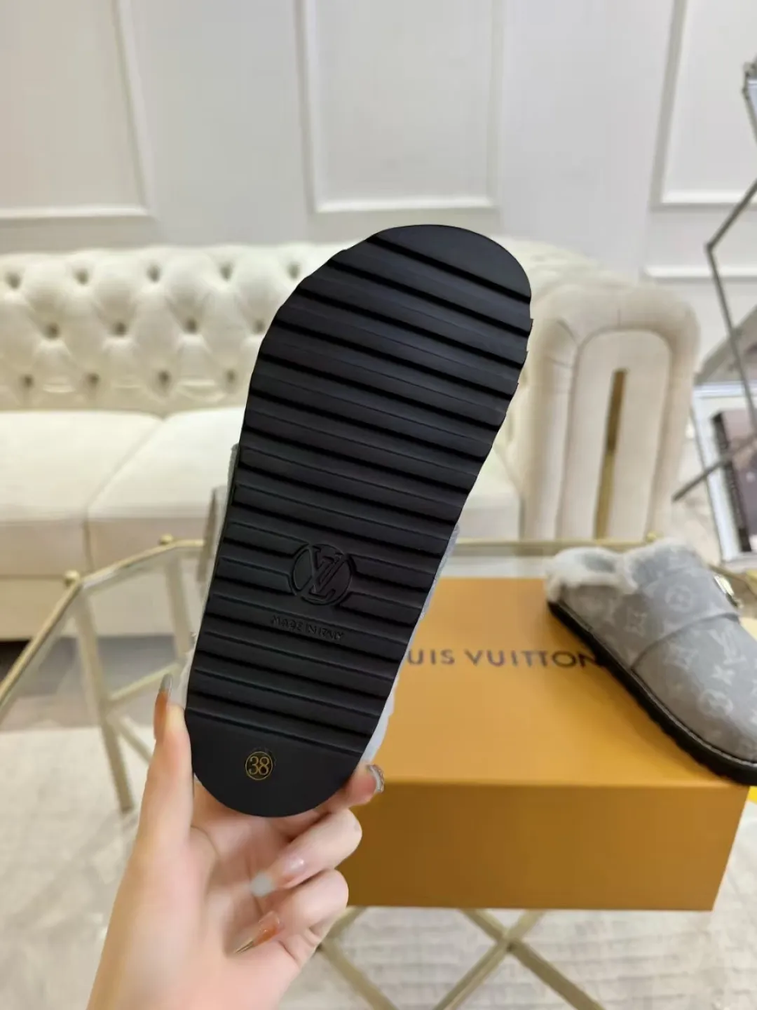 p600✨ LV Couple’s Wool Slippers｜Full of high-end feel, the soles of your feet are luxurious✨ We have achieved the ultimate restoration of the "higher version" of this pair of LV classic toe-toe slippers! 👫💫 🌟 The core advantages are clear at a glance: ✔️ Original jacquard + cowhide fabric, delicate texture, high-end at first glance; ✔️ 280% pure wool lining, wearing barefoot is like stepping on clouds ☁️, soft and skin-friendly and not sweaty; ✔️ Non-slip rubber bottom + three-dimensional toe design, super stable for walking, fashionable and practical!  👀 Must-have attention to detail: Belt buckle + classic LV presbyopic elements, revealing the aura of a big-name brand in a low-key manner ~ Whether it is a couple dating or a trip with besties, both of them are the focus when they go out👟💖 ✨ Easily match the wardrobe: jeans + sweaters, lazy and casual style ✔️ Coat + skirt, refined and elegant ✔️ One pair of shoes can handle a variety of styles, and the sense of luxury is never artificial ~ #LV slippers #couple outfit #High-End Customization #Quality Shoes Recommendation Fabric: Yangjing/classic jacquard fabric Lining: Imported wool lining Sole: Original rubber sole Size: Female 35-41 Male 38-46